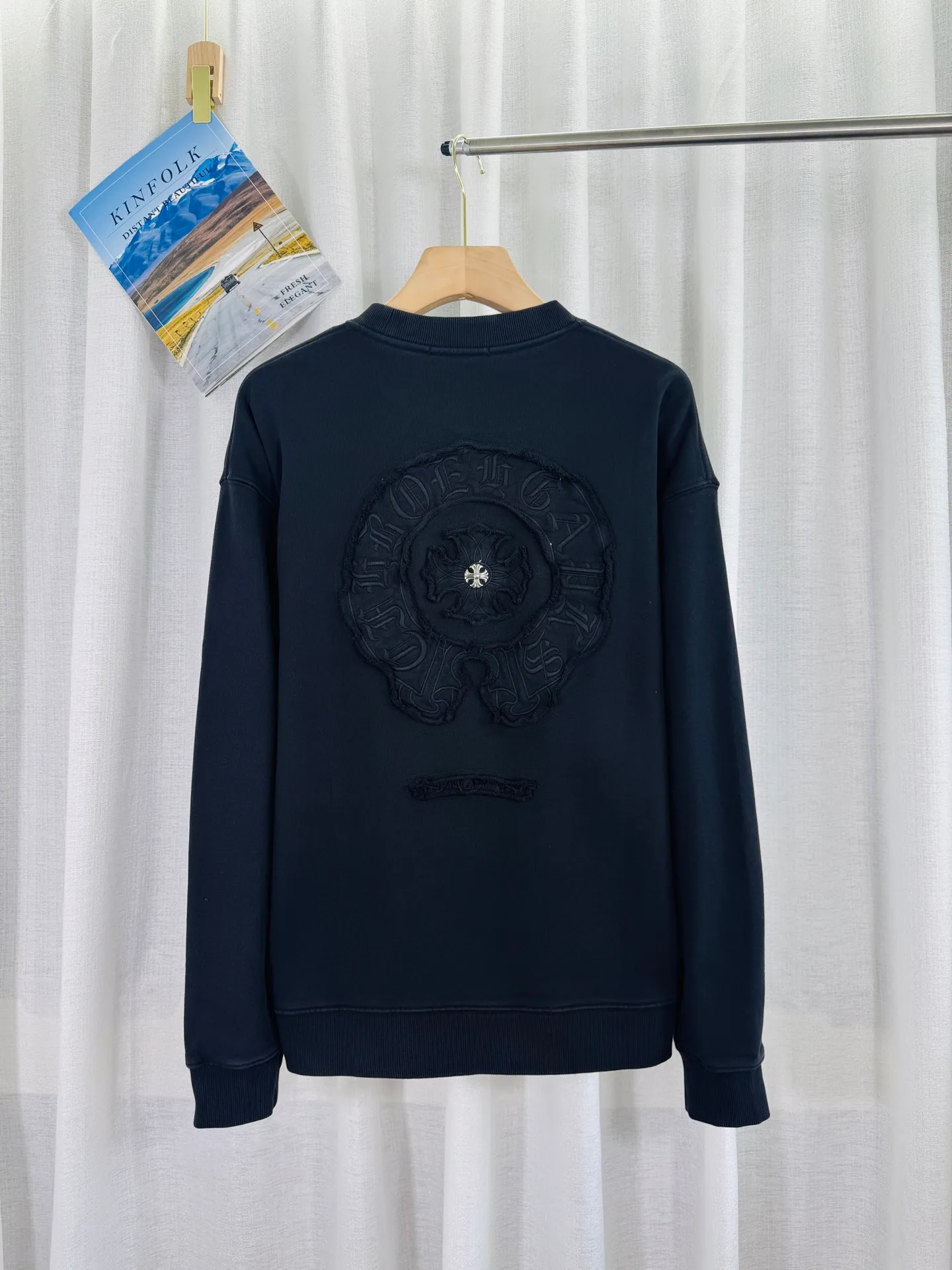 P280 top version, real shot without P, ​​different from market currency) 𝗖𝗵𝗿𝗼𝗺𝗲 𝗛𝗲𝗮𝗿𝘁𝘀/Cro Heart 2025 washed patch embroidery autumn and winter new original single counter American laser burnt 3D three-dimensional color embroidery couple casual sweatshirt 👑The highest version! Customized fabric 430g tripe terry fabric! American acid-washed and distressed original fabric laser burnt ✟appliqué embroidery and exquisite embroidery of letters! The best-selling model in the counter, very comfortable to wear. Accessories: original molded and authenticated collar label➕100% silk wash label. Genuine purchase-grade original hangtag➕matching hanging rope➕3D hanging beads➕original packaging bag. Craftsmanship: The original version has consistent wiring! The highest version of the armhole matching technique! Color: Pink Black Green Size: S M L XL Style Number: 25-377